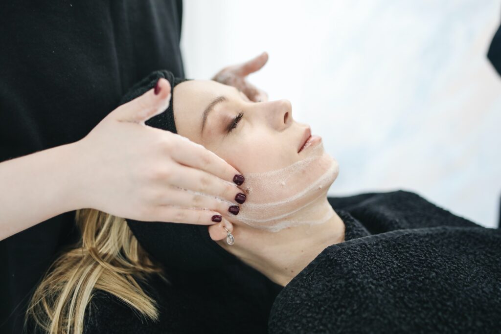Dra. Lara Yugar Dermatologista em SP realizando procedimentos faciais